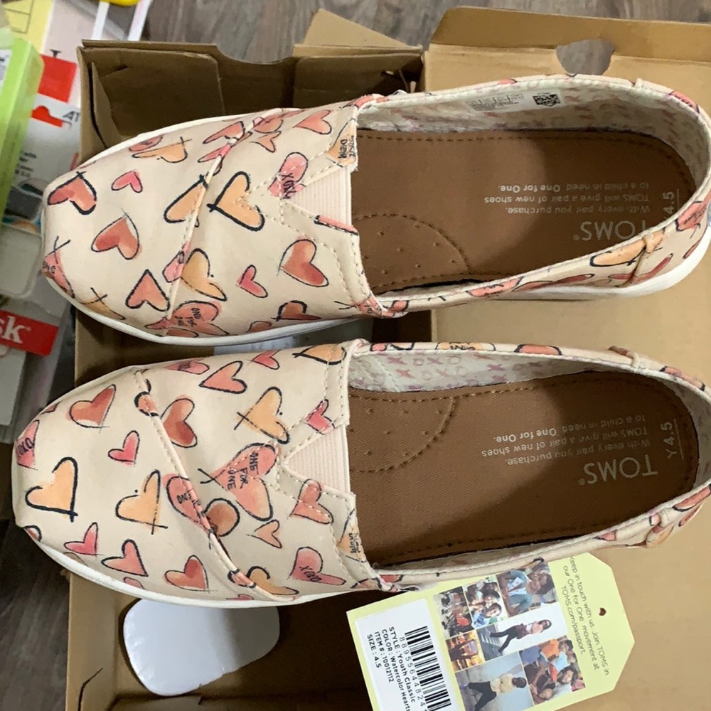 TOMS youth classic slip on pink water color hearts canvas💖